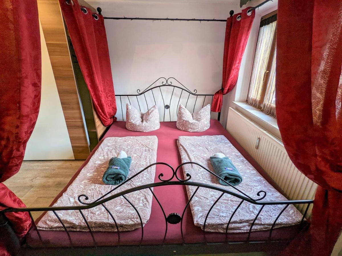 Urlaubstraum Mit Pool, Terrasse & Fluss Im Garten - Ut Apartment Зебниц Екстериор снимка